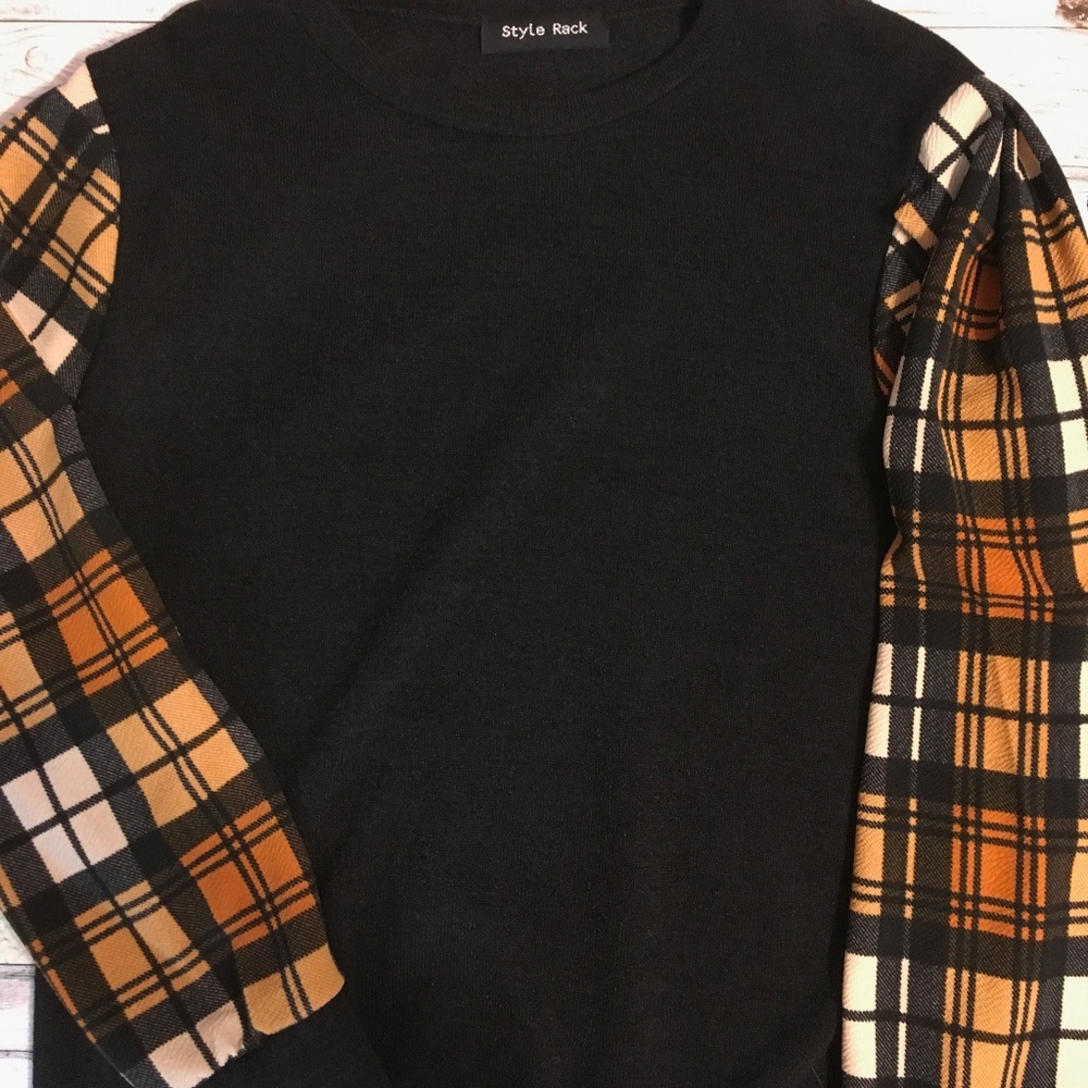 Black light weight sweater with plaid sleeves